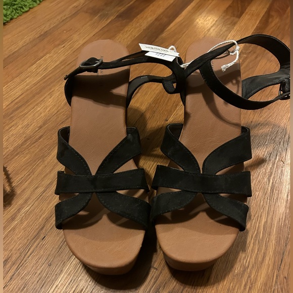 American Eagle Black Platform Sandal - Picture 2 of 3